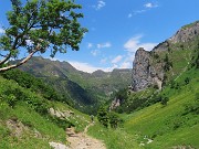 71 Il sent. 219 in discesa con bella vista sul Torrione del Corno Branchino